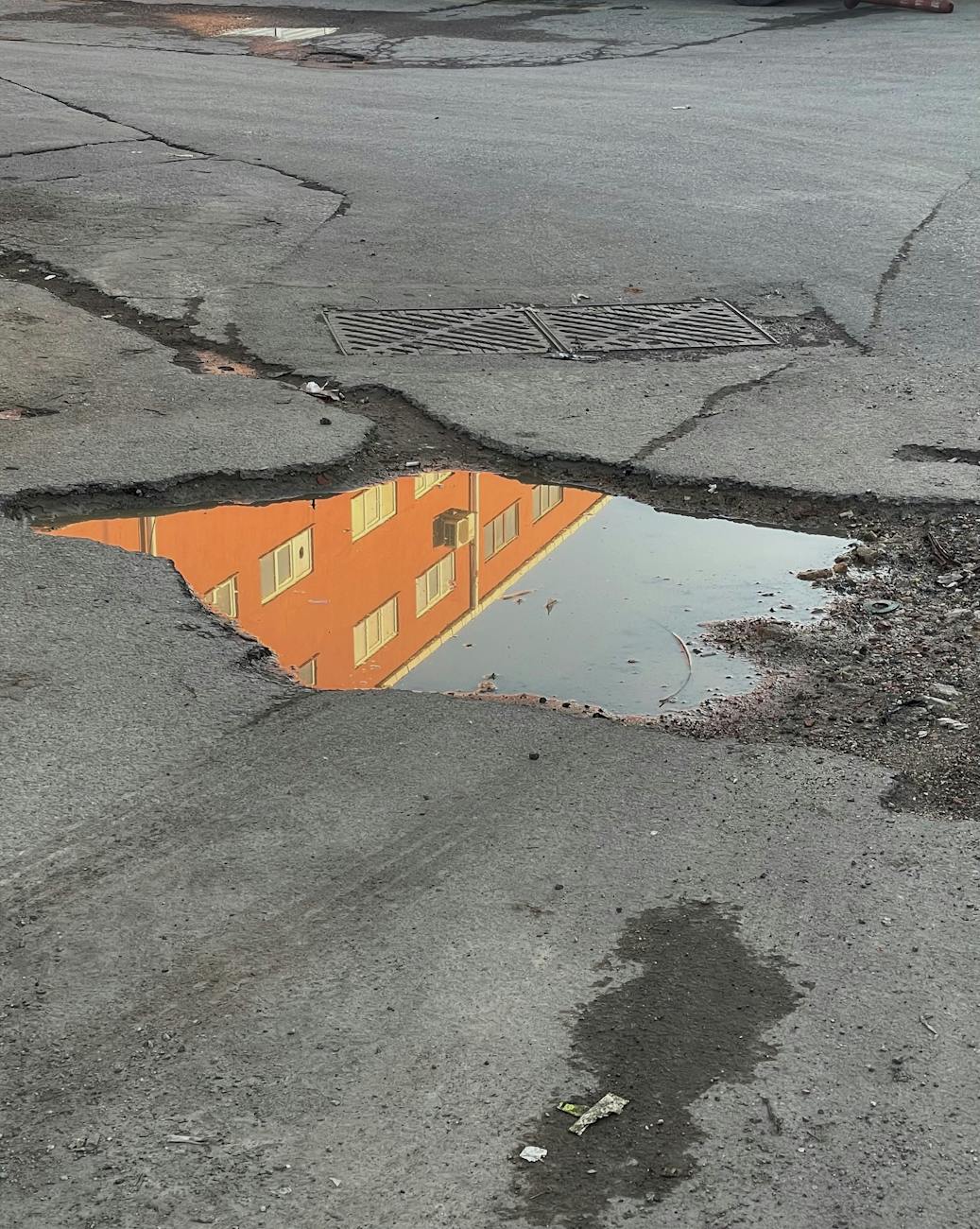 CINECITTA’: NEL QUARTIERE DEL CINEMA LO SPETTACOLO SONO LE STRADE DISTRUTTE DALLE BUCHE