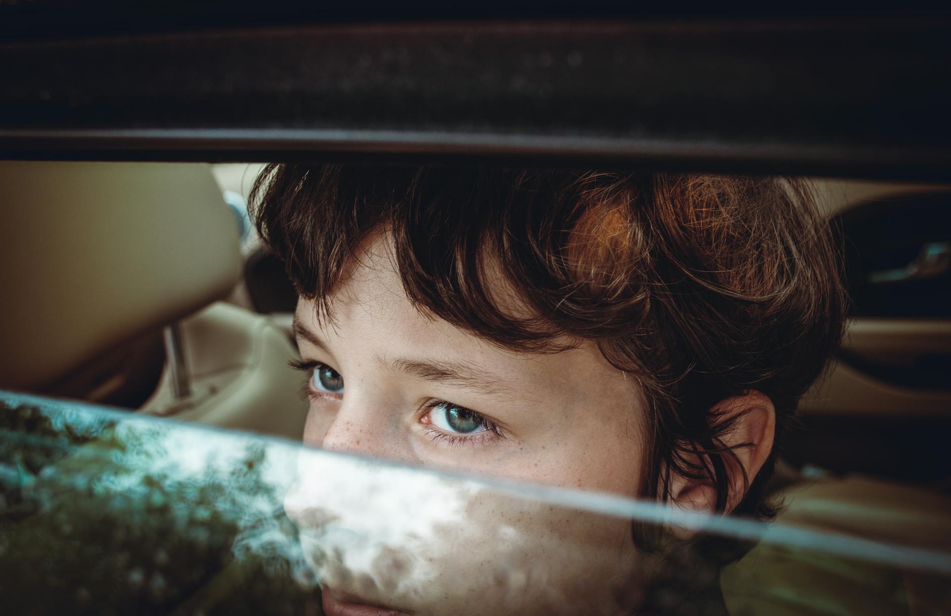 “Diglielo tu a tuo padre”: quando i figli diventano postini, giudici o bersagli della separazione